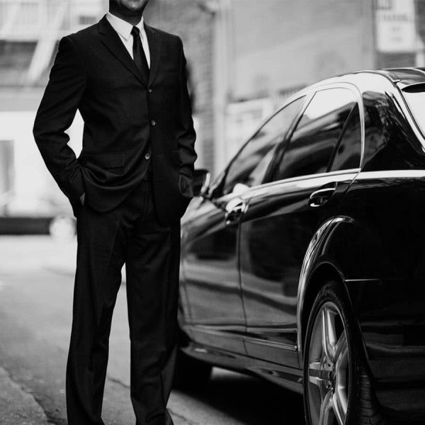 chauffeur professionnel de luxe et son VTC